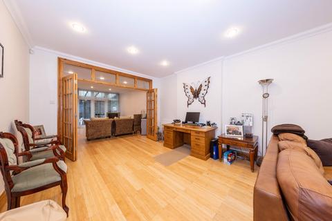 4 bedroom detached house for sale, Hillcrest Avenue, Edgware, HA8