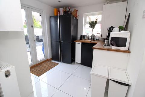 27 Edinburgh Drive, Walsall, WS4 1HS