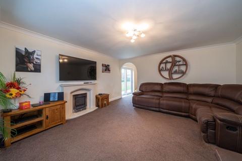 4 bedroom end of terrace house for sale, Russell Close, Dunstable