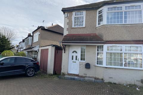 3 bedroom semi-detached house to rent, Balmoral Drive, Hayes