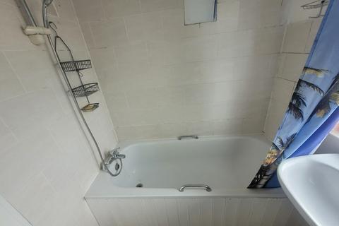 3 bedroom semi-detached house to rent, Balmoral Drive, Hayes