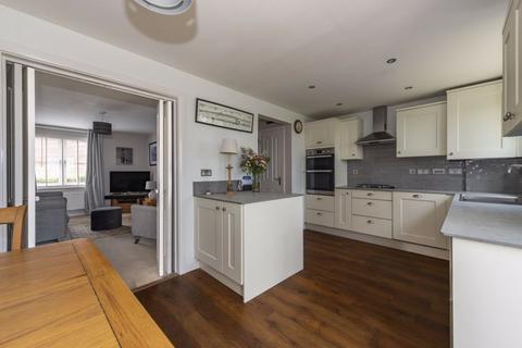 3 bedroom end of terrace house for sale - Cobham Field, Five Ash Down