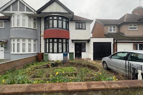 4 bedroom semi-detached house to rent, Parkside Way, Harrow