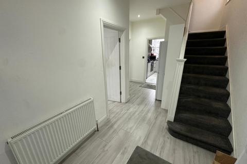 4 bedroom semi-detached house to rent, Parkside Way, Harrow