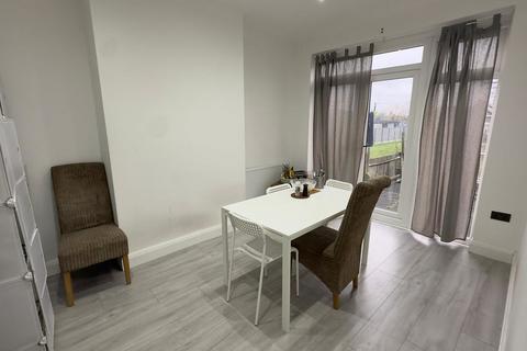 4 bedroom semi-detached house to rent, Parkside Way, Harrow