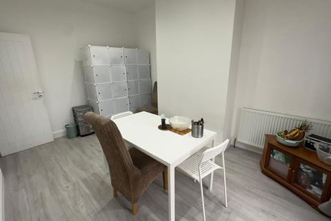 4 bedroom semi-detached house to rent, Parkside Way, Harrow
