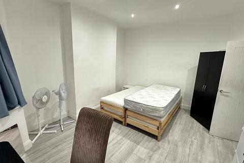 4 bedroom semi-detached house to rent, Parkside Way, Harrow