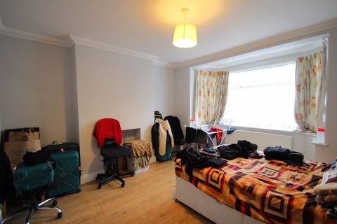 3 bedroom semi-detached house to rent, Manor Way, Harrow