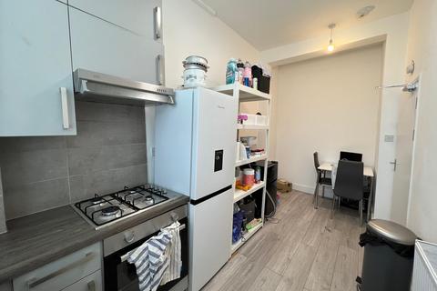 2 bedroom apartment to rent, High Road, London N15