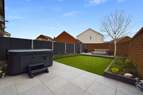 4 bedroom semi-detached house for sale, Whitstone Rise, Hardwicke, Gloucester, Gloucestershire, GL2