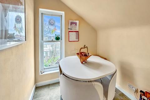Flat 3, 17 Lismore Road, South Croydon, CR2 7QA