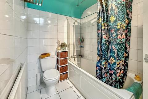 Flat 3, 17 Lismore Road, South Croydon, CR2 7QA