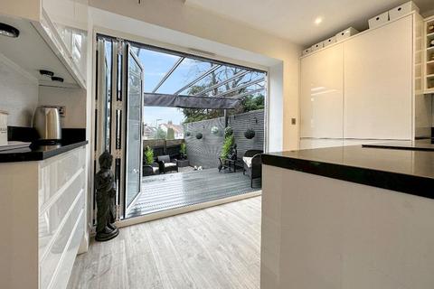 4 bedroom end of terrace house for sale, Chelsham Road, Warlingham, Surrey, CR6 9EQ