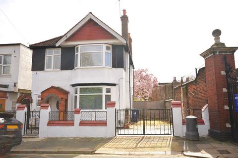 3 bedroom detached house to rent, Shakespeare Road, London W3 6SA