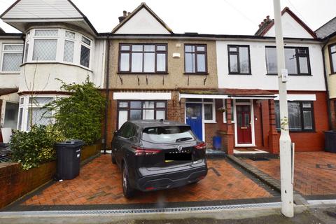 4 bedroom terraced house to rent, South Park Drive, Ilford , Essex, IG3 9AD
