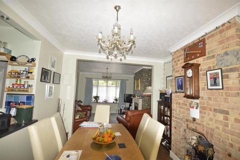 4 bedroom terraced house to rent, South Park Drive, Ilford , Essex, IG3 9AD