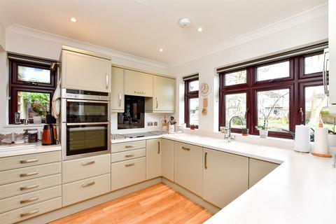 8 Wolverton Gardens, Horley, RH6 7LX