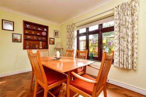 8 Wolverton Gardens, Horley, RH6 7LX