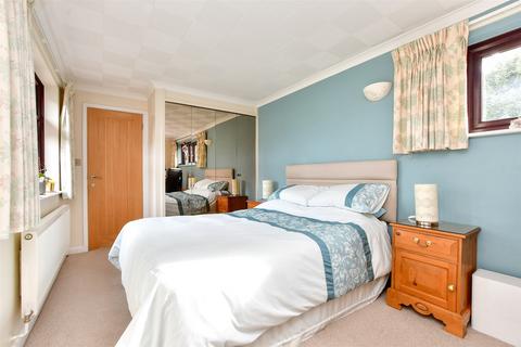 8 Wolverton Gardens, Horley, RH6 7LX