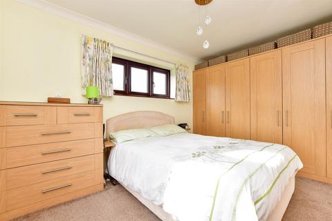 8 Wolverton Gardens, Horley, RH6 7LX
