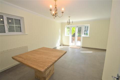 4 bedroom house to rent - Babington Road, Dagenham