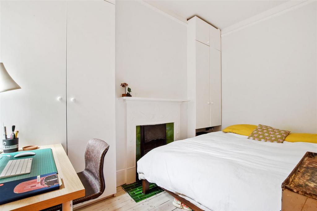 02-818c GCWT - GFF 14 Radcliffe Ave - Bedroom -Orig