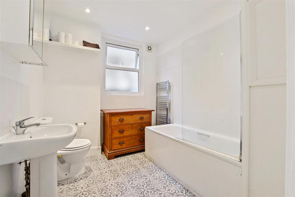 01-ec08 GCWT - GFF 14 Radcliffe Ave - Bathroom -Ori