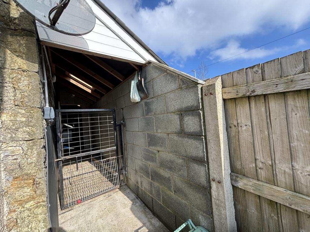 Lean to kennel/store shed