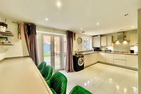 5 bedroom semi-detached house for sale - Trinidad Grove, Bletchley, Milton Keynes, MK3