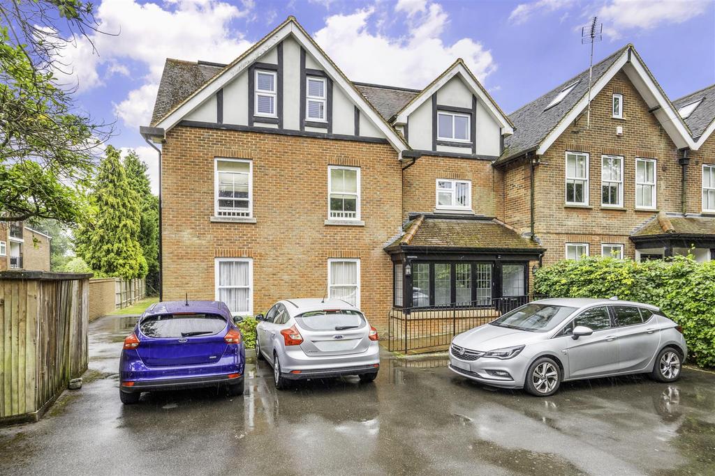 2 The Avenue, Tadworth 2 bed flat for sale £325,000