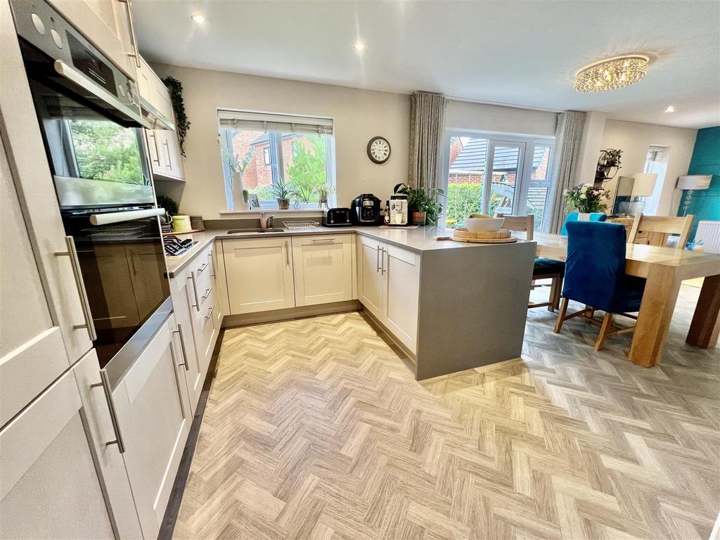 Kitchen/dining/family room