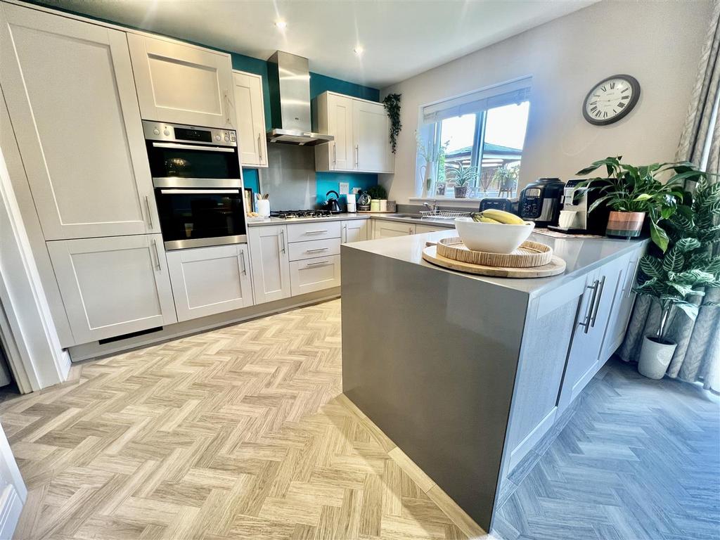 Kitchen/dining/family room