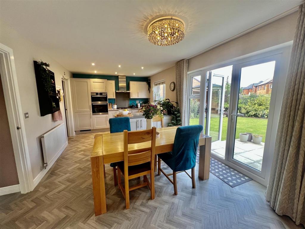 Kitchen/dining/family room