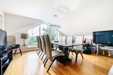 3 bedroom penthouse to rent, Cockfosters Road, Cockfosters