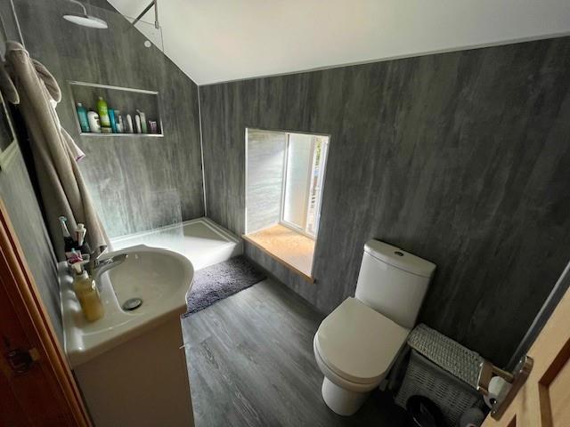 Bathroom (2).jpg