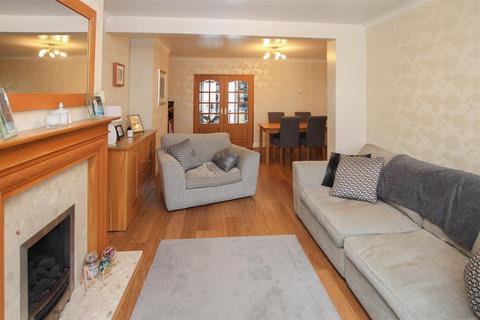 18 Carter Close, Romford, RM5 2PB