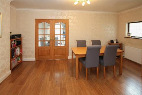 18 Carter Close, Romford, RM5 2PB