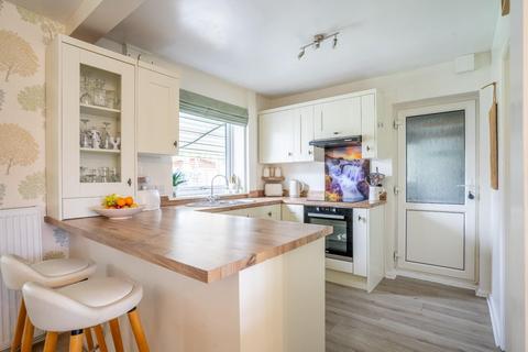 3 bedroom semi-detached house for sale - Almsford Drive, York