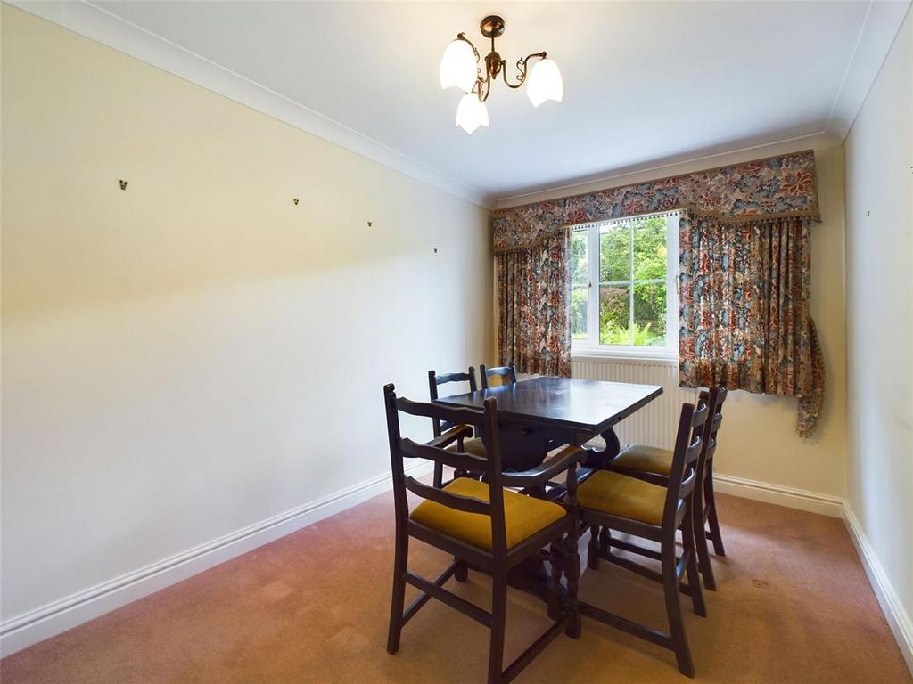 Dining Room / Bed 4