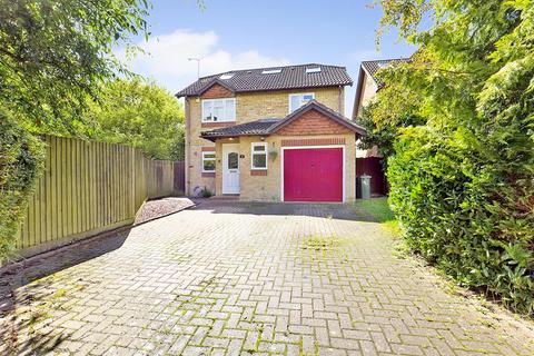 12 Alfred Close, Worth, Crawley, RH10 7SD