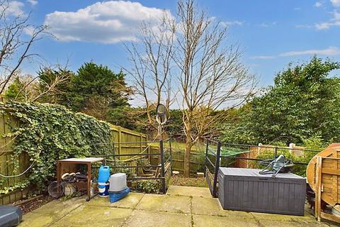 4 Winter Gardens, Crawley, RH11 8RB