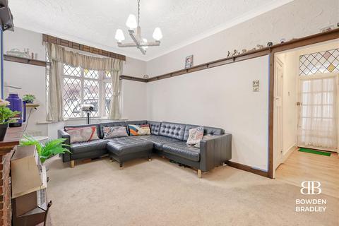 4 bedroom bungalow for sale - Levett Gardens, Goodmayes