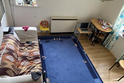 undefined, Lyon Close, Crawley RH10