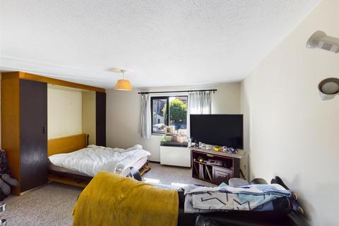 9 Whitecroft, Horley, RH6 9BZ