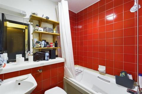 9 Whitecroft, Horley, RH6 9BZ