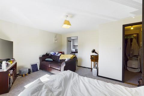 9 Whitecroft, Horley, RH6 9BZ
