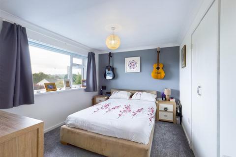 4 Arden Road, Furnace Green, Crawley, RH10 6HY