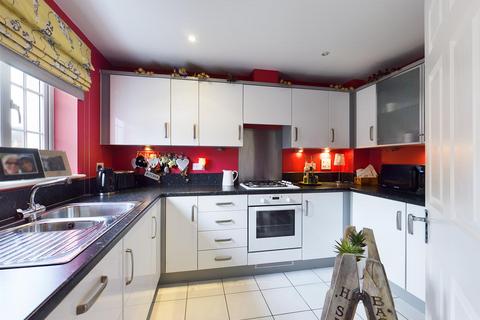 15 The Squires, Pease Pottage, Crawley, RH11 9BU