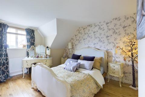 15 The Squires, Pease Pottage, Crawley, RH11 9BU