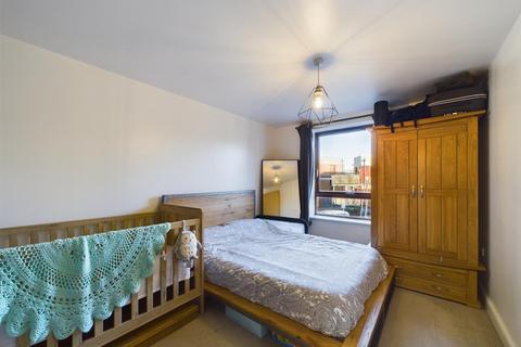 2 bedroom flat for sale - Commonwealth Drive, Three Bridges RH10